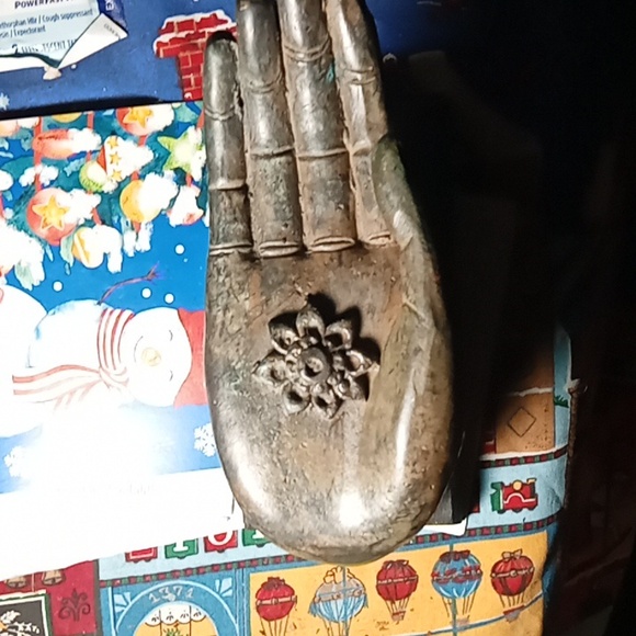 19th early 20th C. Thai brass Buddha hand w/ chakra flower. - Picture 7 of 16
